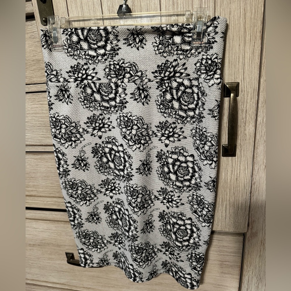 LuLaRoe pencil skirt. Like new black/white floral.